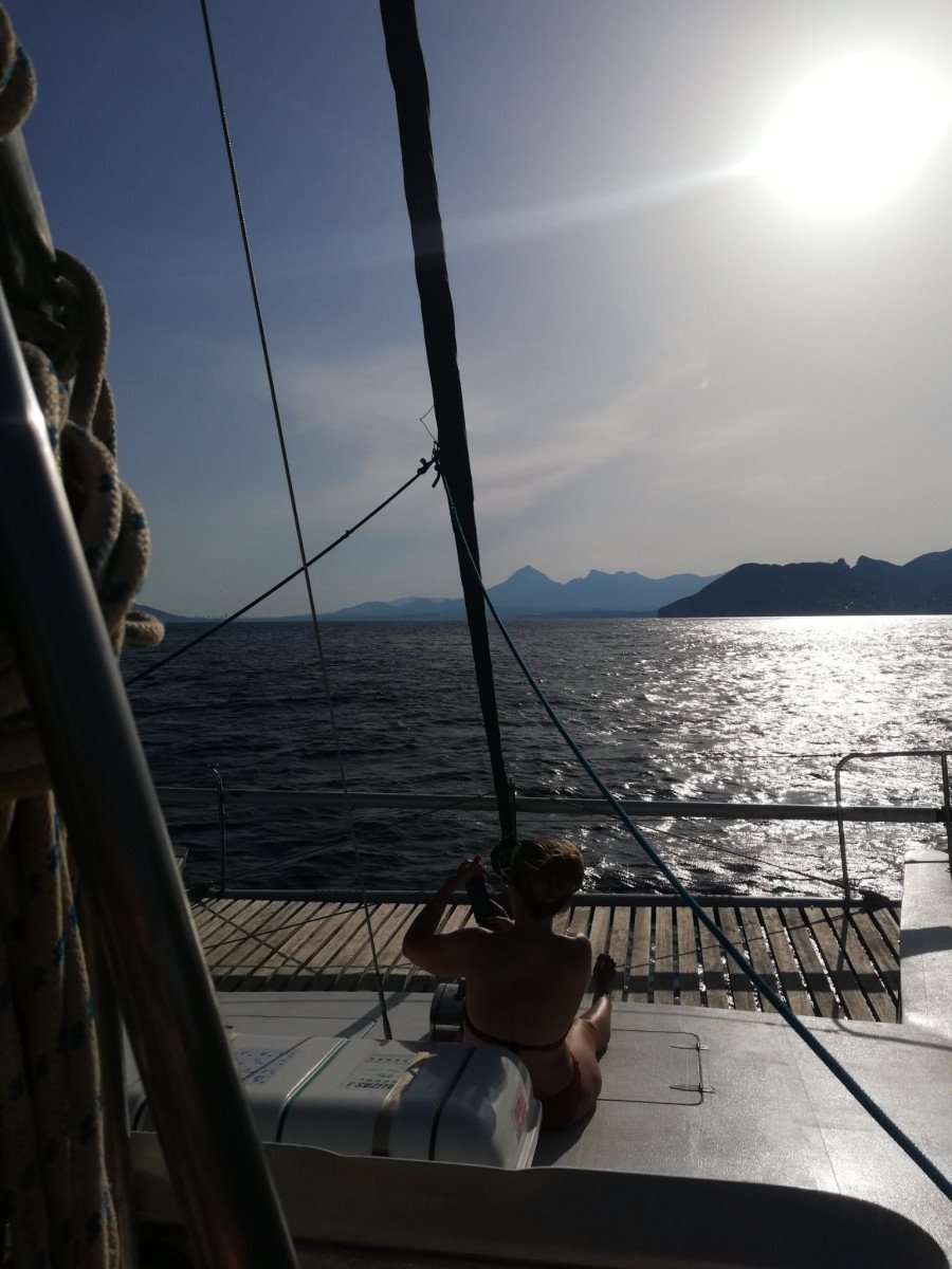 Sonnentag auf dem Meer mit Katamaran in Altea