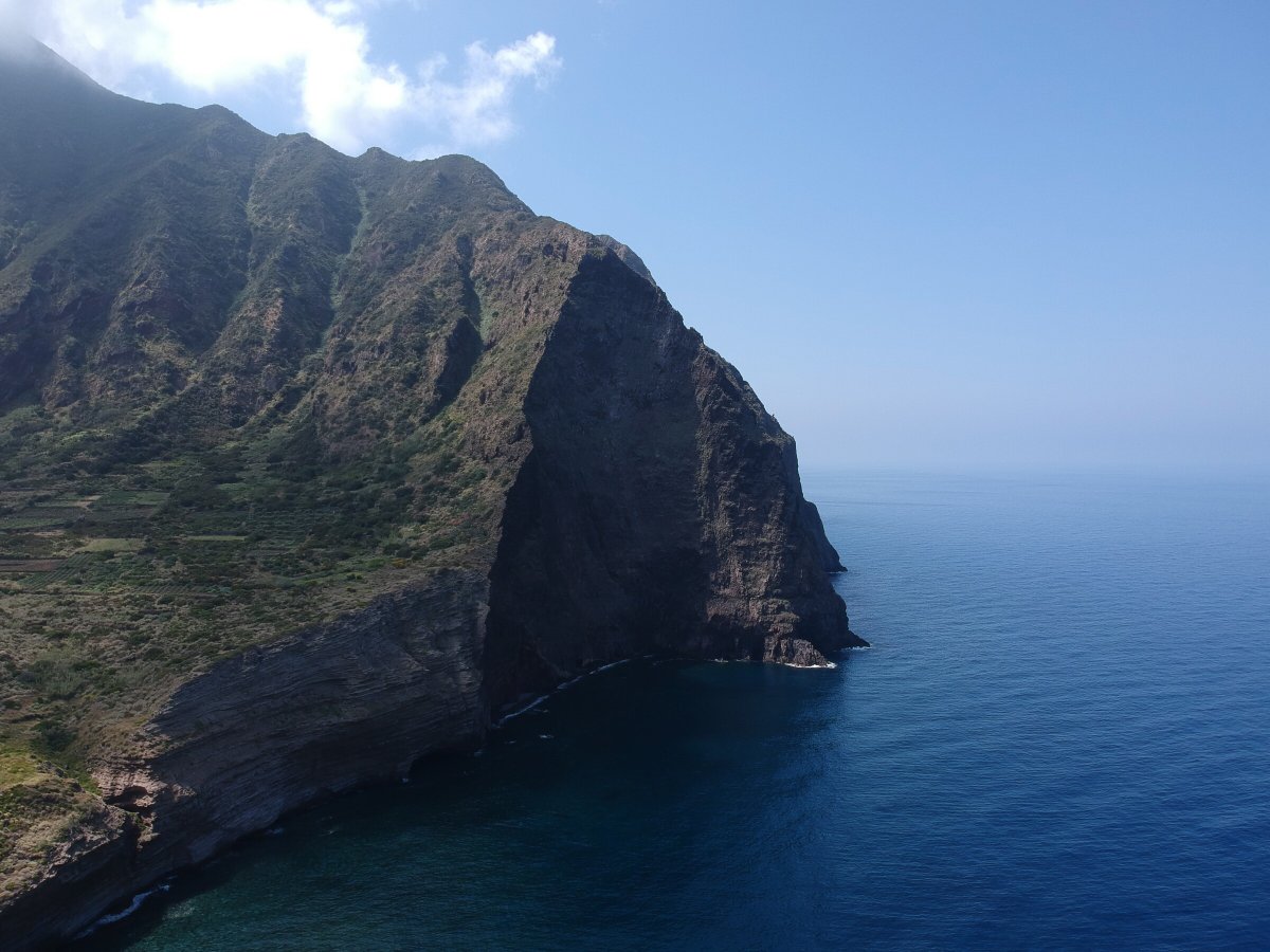 Explora las aguas azules y claras de las islas Eolie en barco a vela