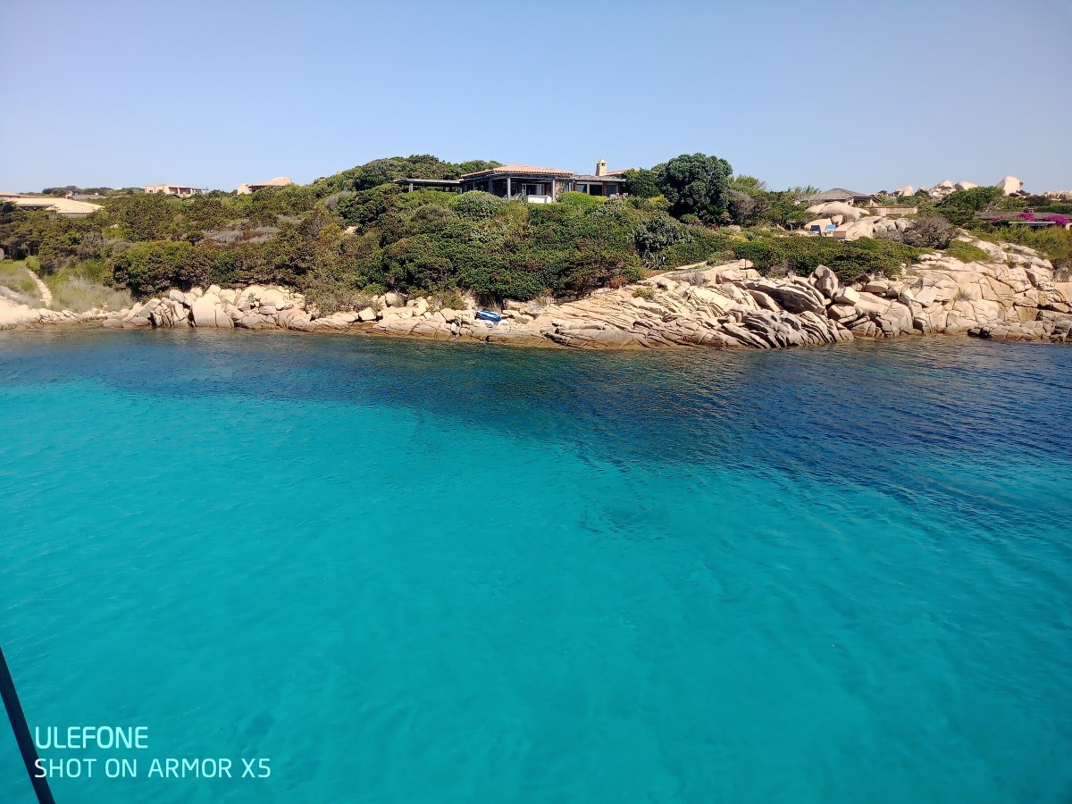 Navegando por el archipiélago de La Maddalena en un barco de lujo