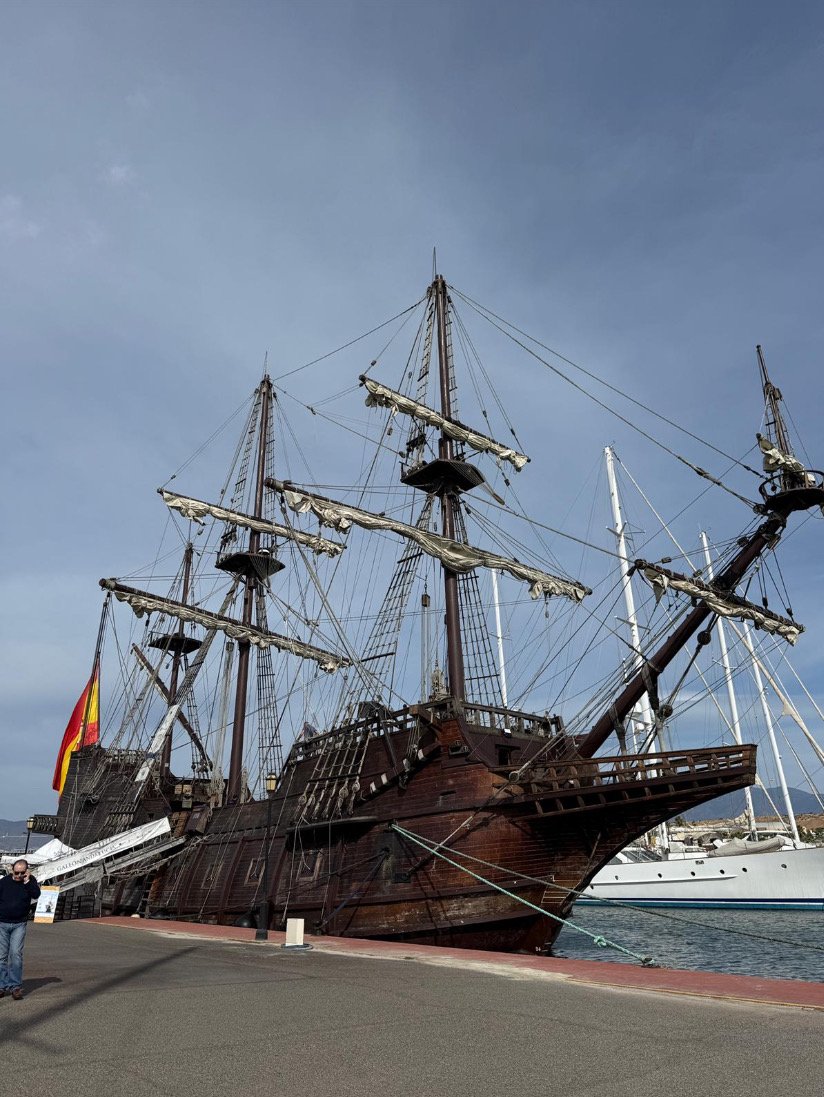 Barco de navegación en el Atlántico