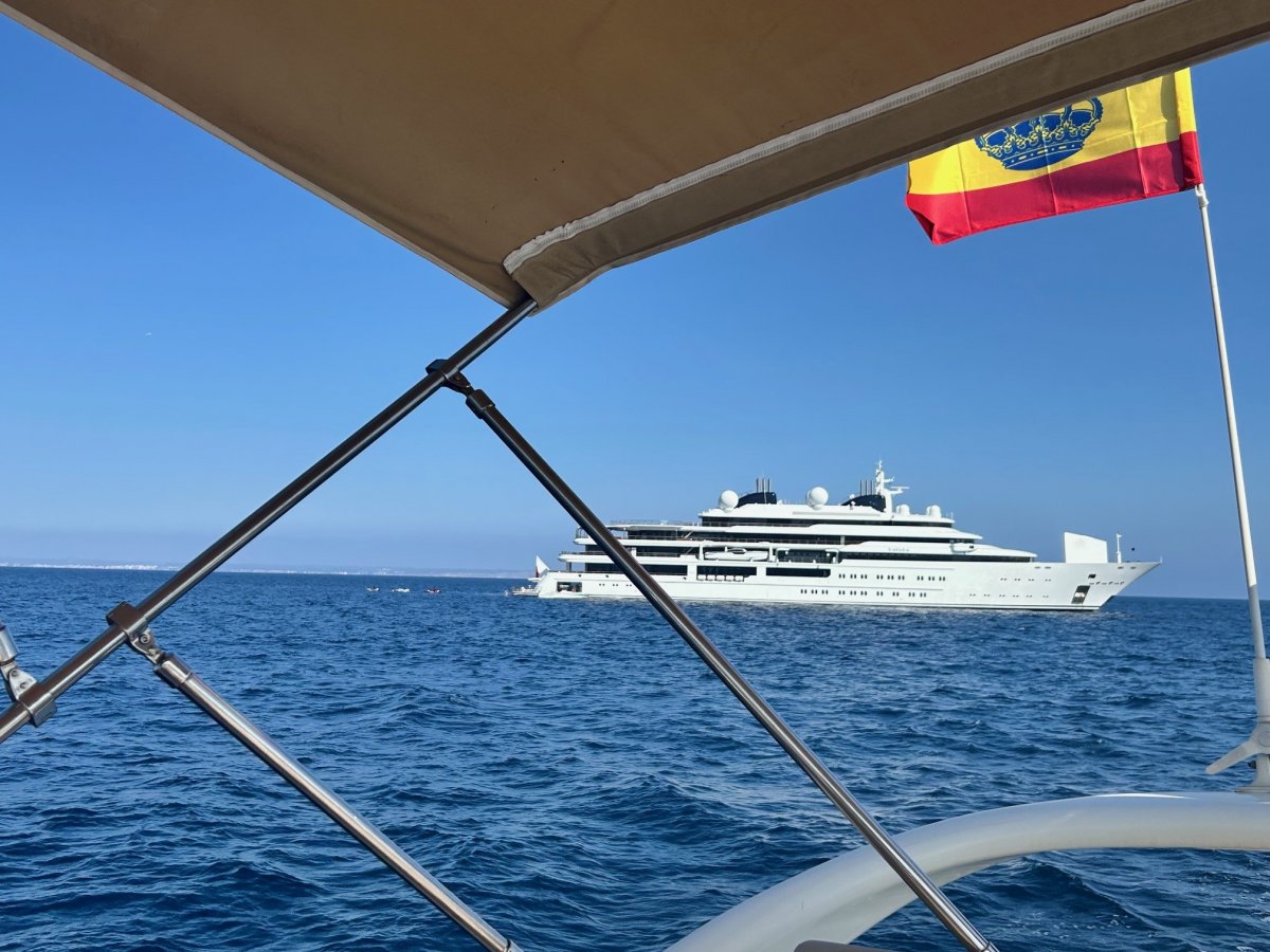 Discover the beauty of Palma's coves on an 8-hour boat trip