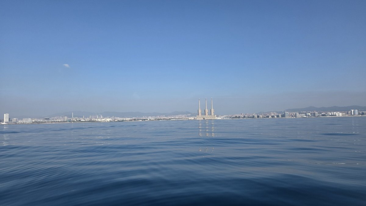 El puerto de Barcelona visto desde el mar