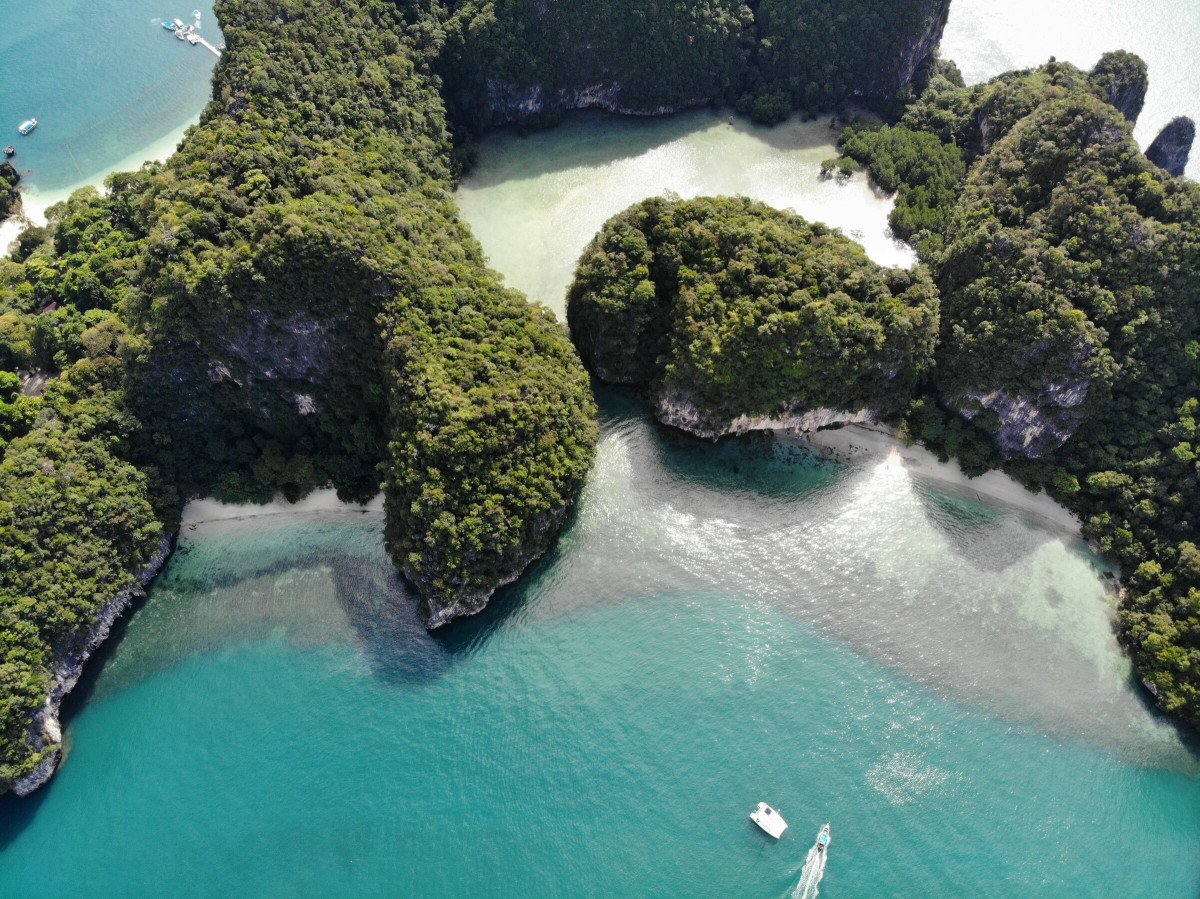 Lernen Sie in einer abenteuerlichen Umgebung zu segeln