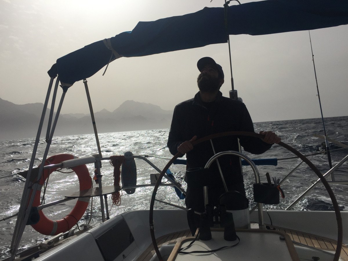 Explora las playas y paisajes de las Islas Canarias en un viaje en barco.