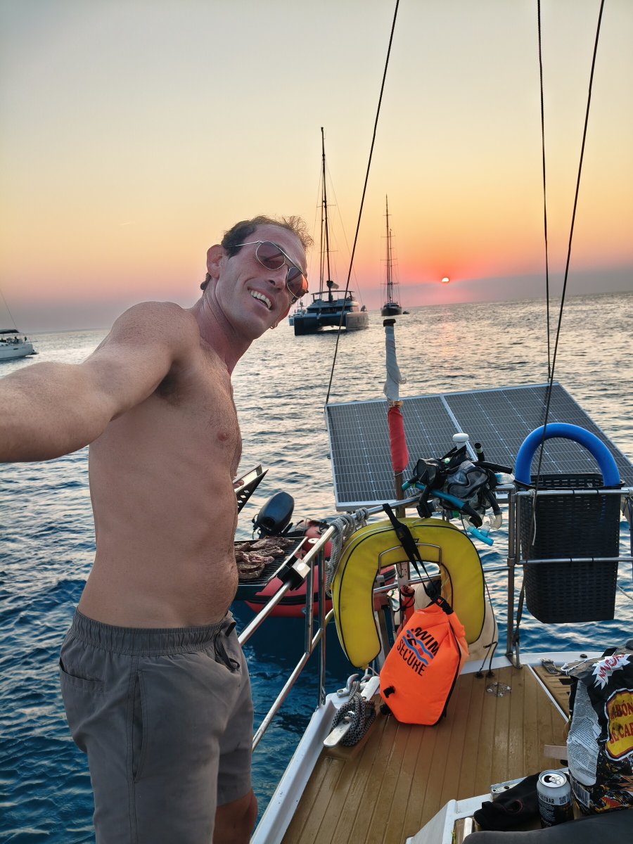 Capitán enseñando navegación en el mar de Cerdeña