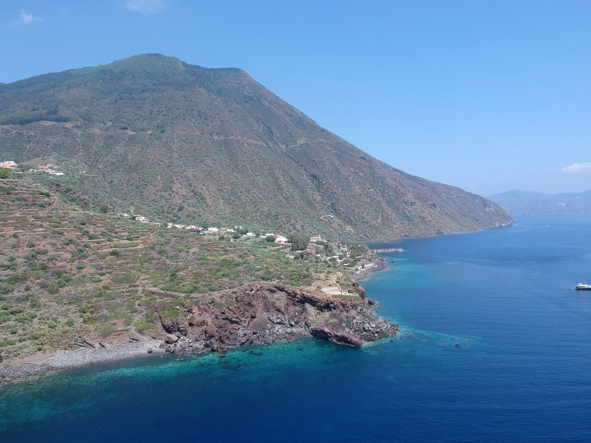 Descubre las islas Eolie en catamarán