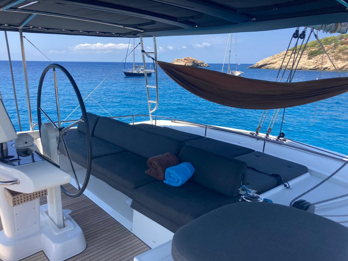 Charter den Lagoon 52 für 10 Personen und segeln Sie um Ibiza und Formentera