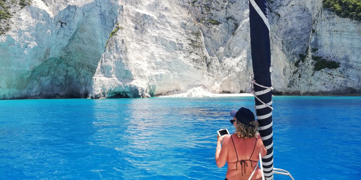 Barco navegando por la mágica Corfú hacia la costa italiana