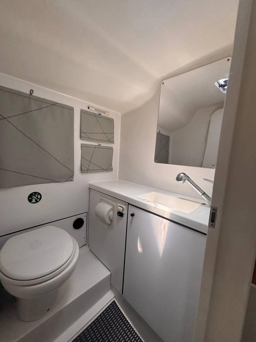 Una persona si prepara a navigare su una barca