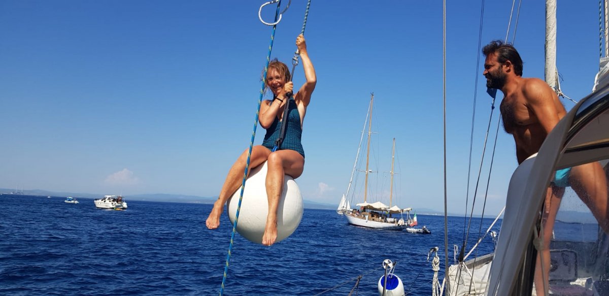 Segelboot im Tyrrhenischen Meer zu den Inseln Elba und Giannutri