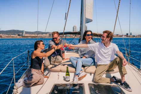 Puesta de sol en velero por Barcelona con open bar y pica pica