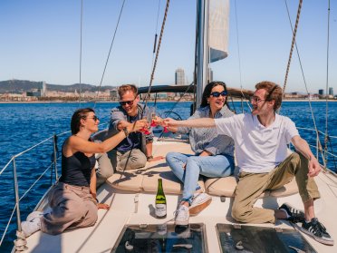 Segeltörn bei Sonnenuntergang in Barcelona mit offener Bar und Snacks