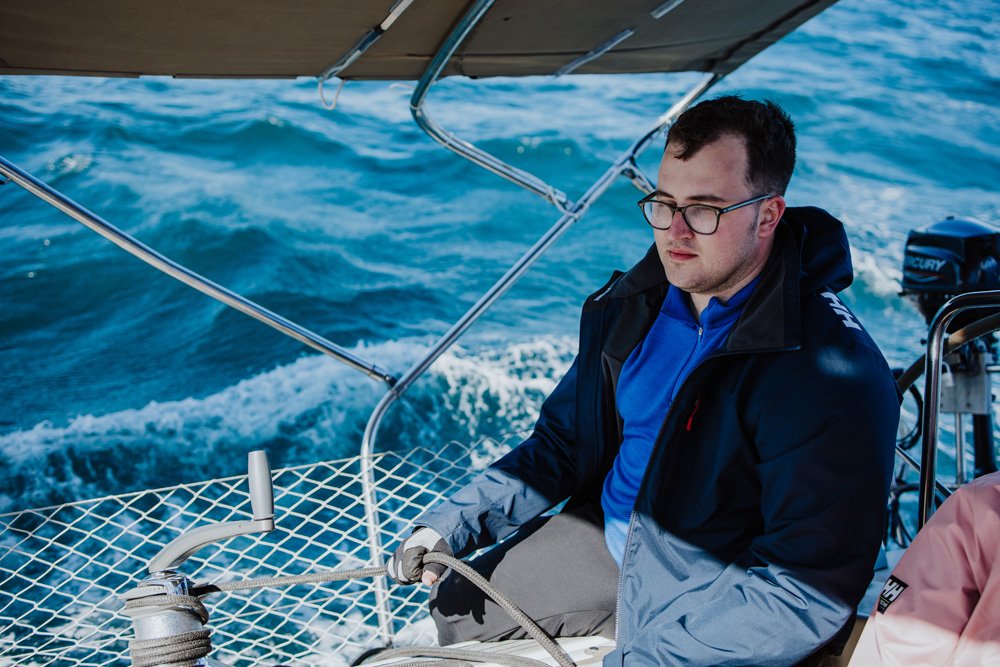 Descubre el mar en una emocionante travesía a vela desde Barcelona