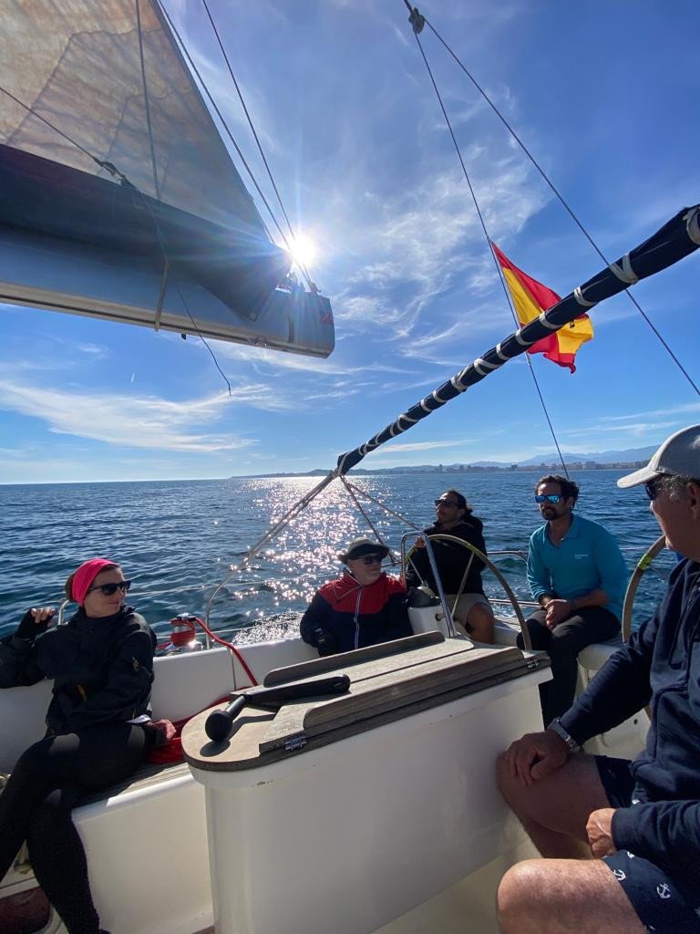 Un grupo de personas disfrutando de un viaje en barco, con vistas al mar
