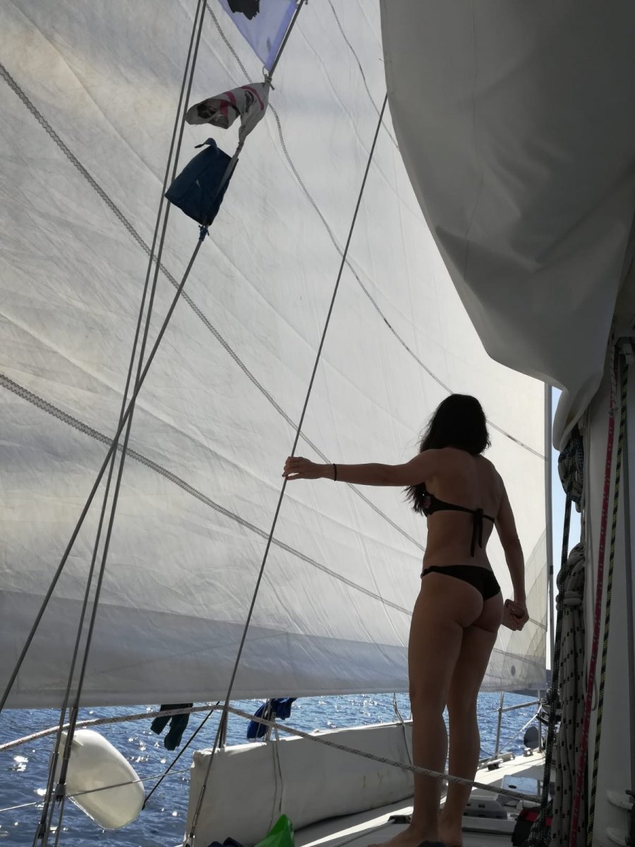 Lernen Sie zu segeln entlang der Westküste Sardiniens.