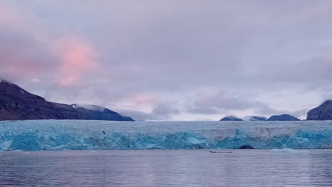 Discover Svalbard in a sailing safari