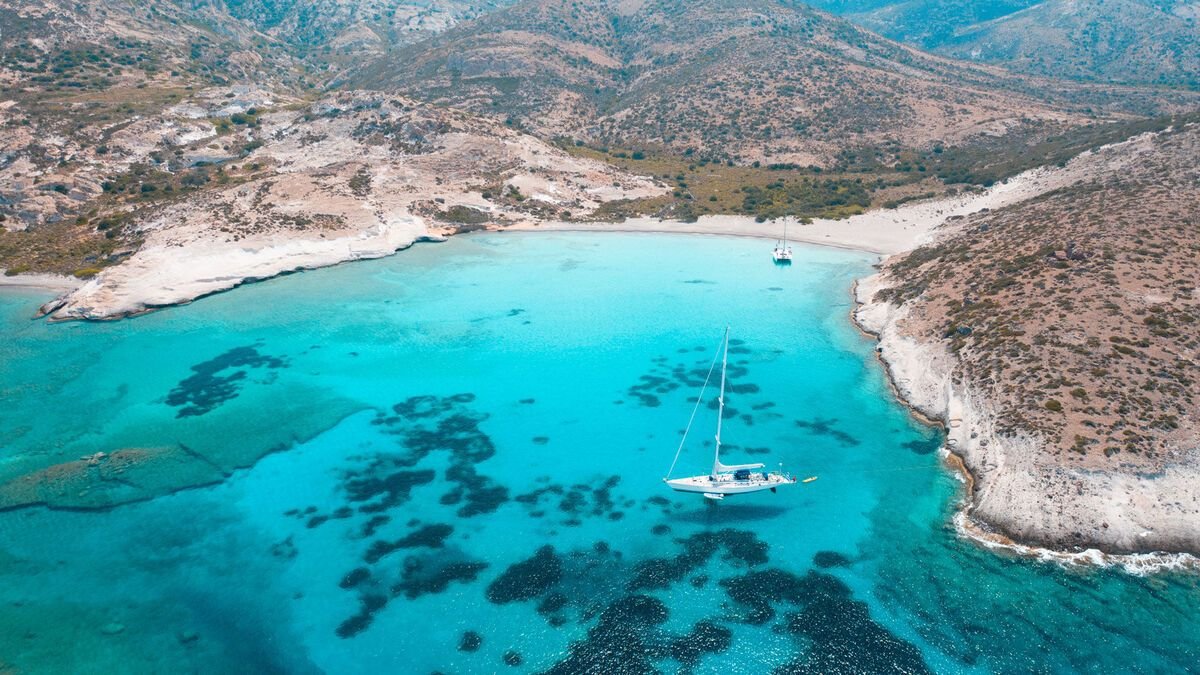 Discovering Santorini from Milos by sailboat