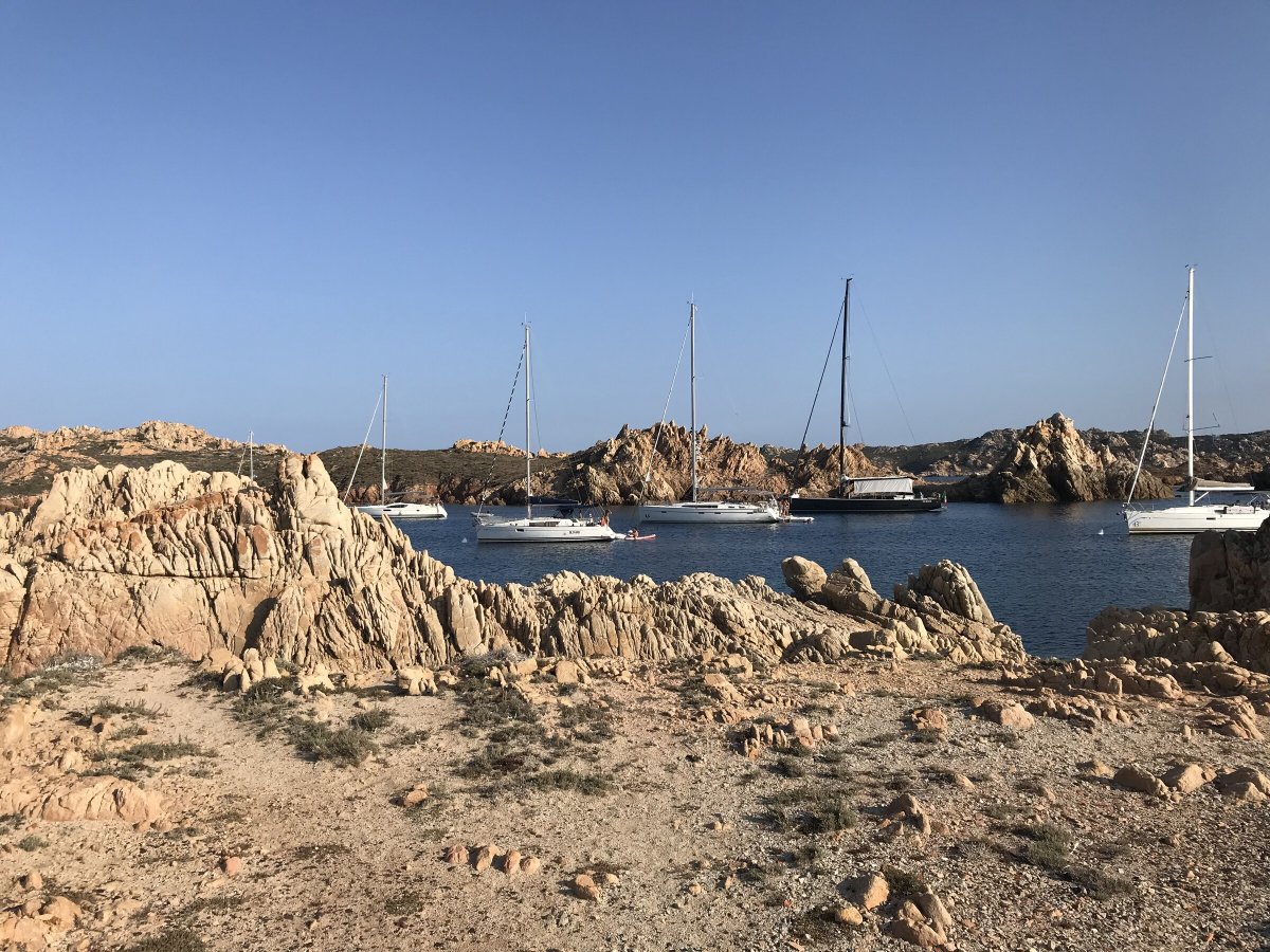 Boote in der Bucht Sardiniens