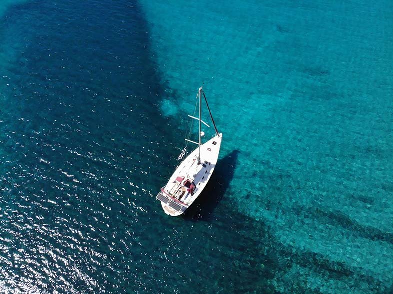 Insel Menorca aus dem Meer gesehen, Segeltörn von Barcelona nach Menorca
