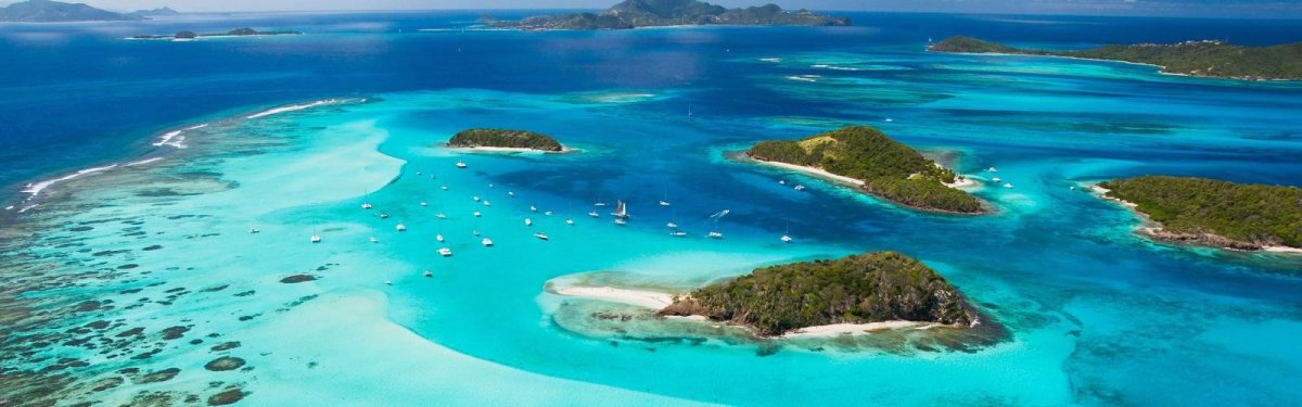 Segelboote in den kristallklaren Gewässern der Seychellen