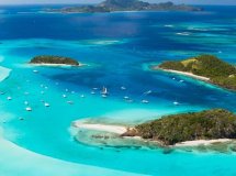 Barcos navegando por aguas cristalinas en Seychelles