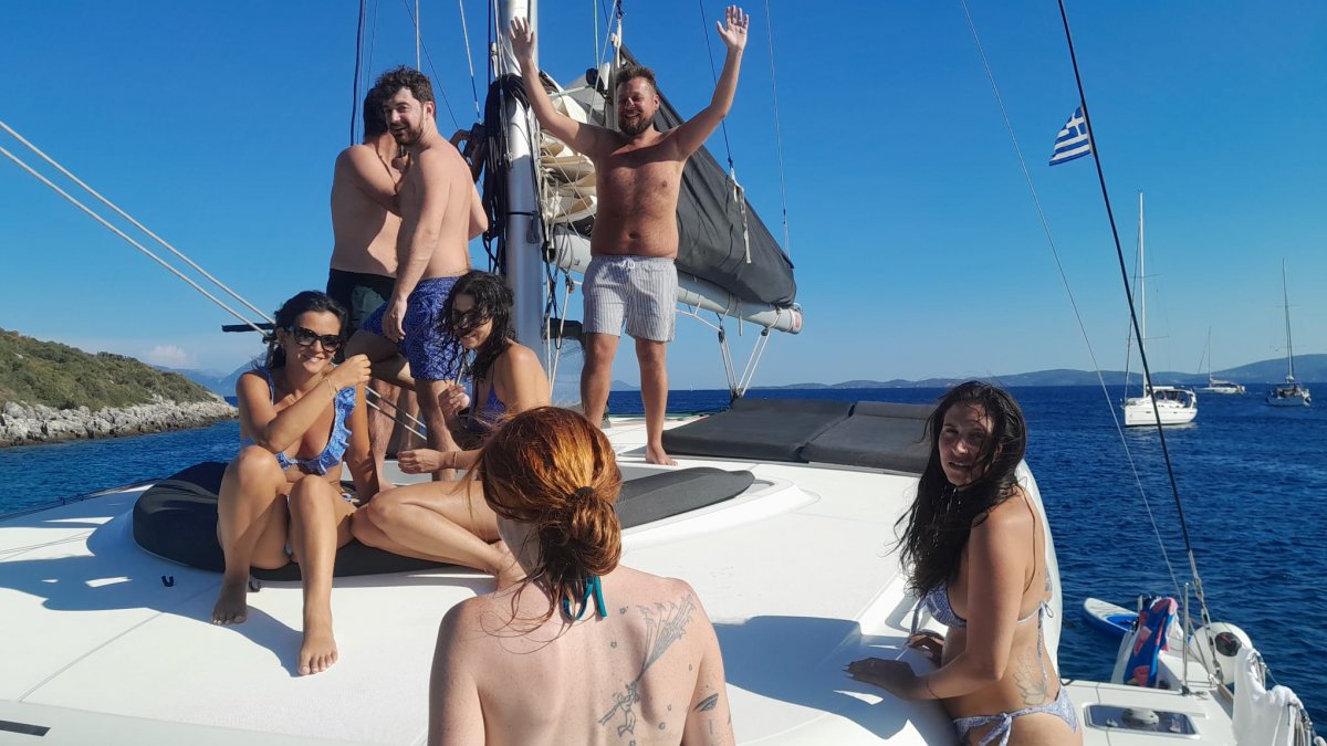 Disfrutando de la belleza natural del Mar Jónico desde un catamarán