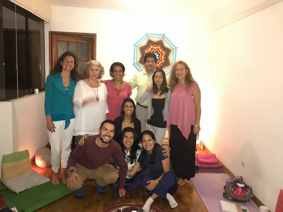 Navegando por el mar con yoga