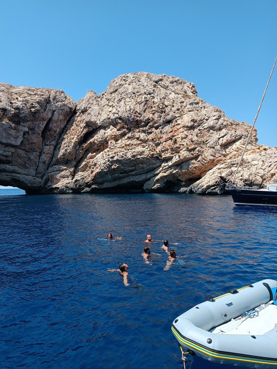 Explora las costas de Ibiza y Formentera