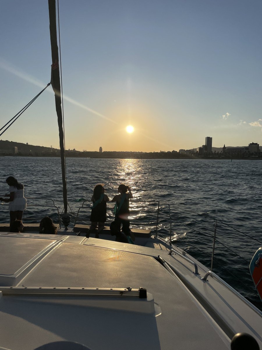 Navegando al atardecer sobre el mar en Barcelona