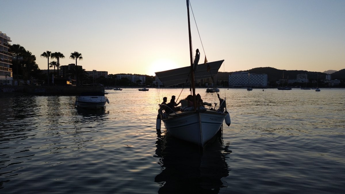Gita in barca per il tramonto da Puerto Portals in llaüt elettrico