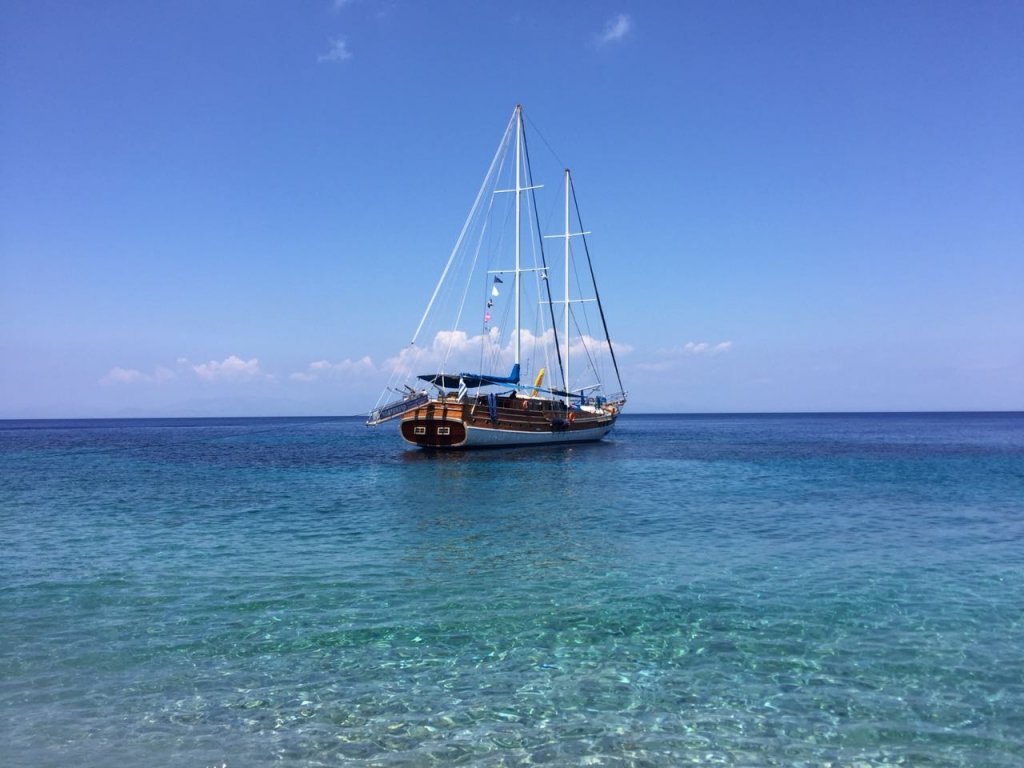 Barco a vela en el agua azul