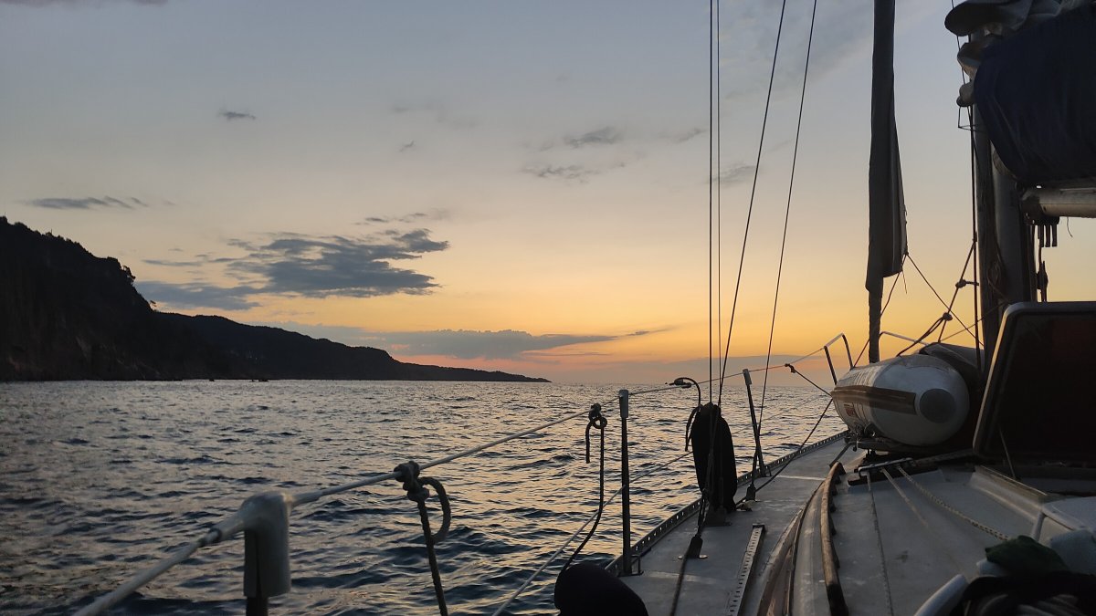 Il veliero naviga attraverso le acque blu del Mediterraneo durante il tramonto