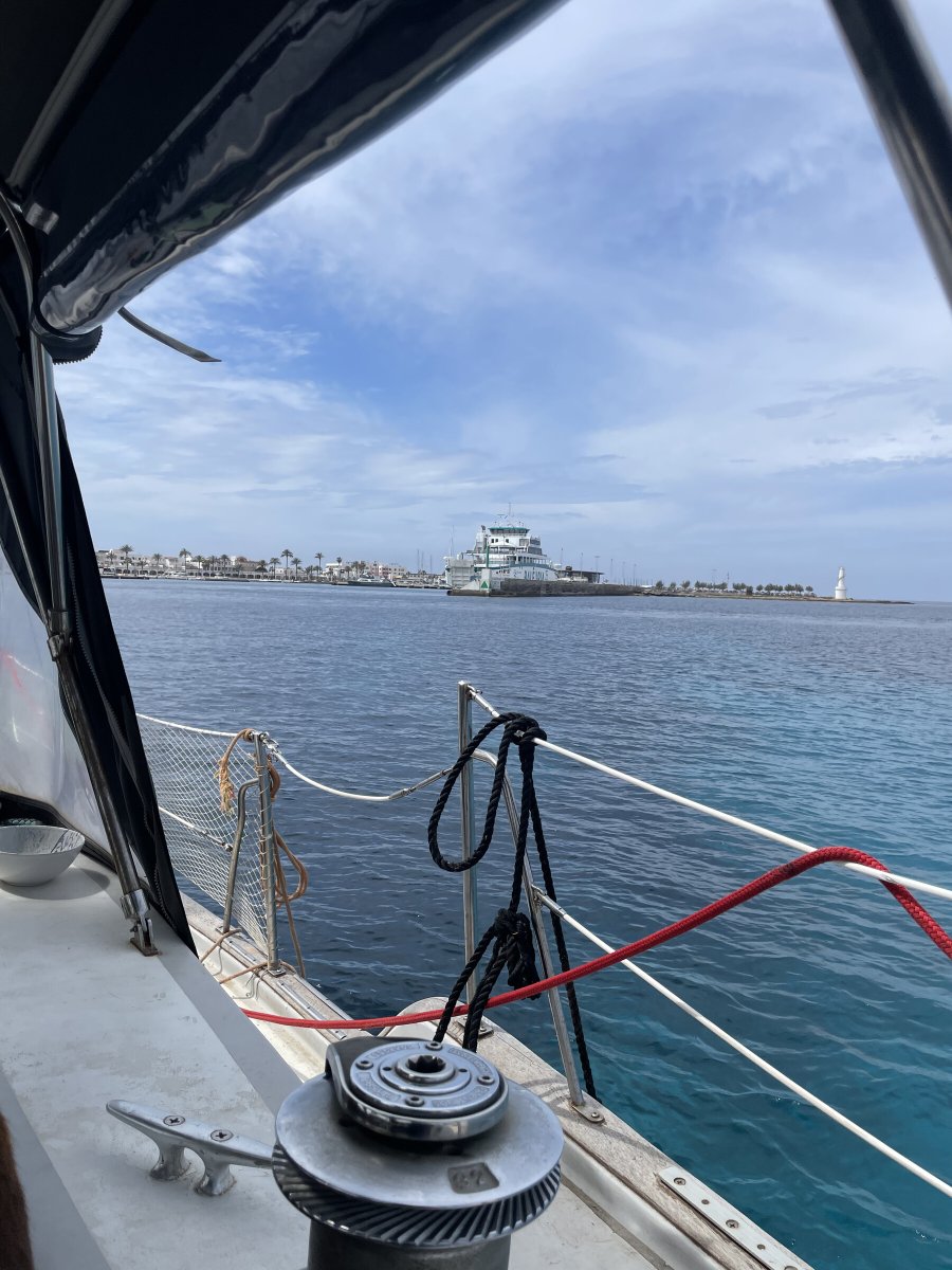 Barco navegando en el Atlántico desde Cádiz hacia Canarias