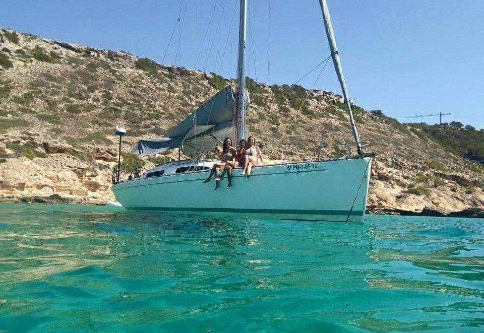 Explora la Bahía de Palma en Velero con deliciosas tapas y bebidas