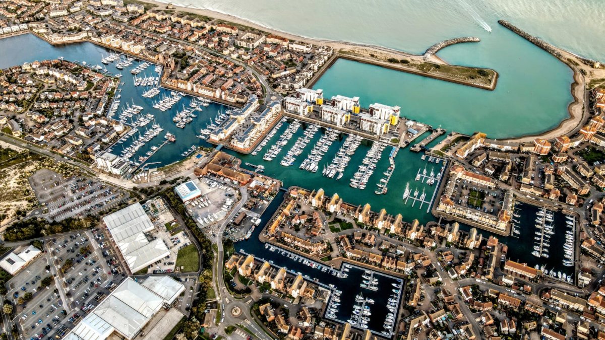 Barca ormeggiata nel porto di Santander