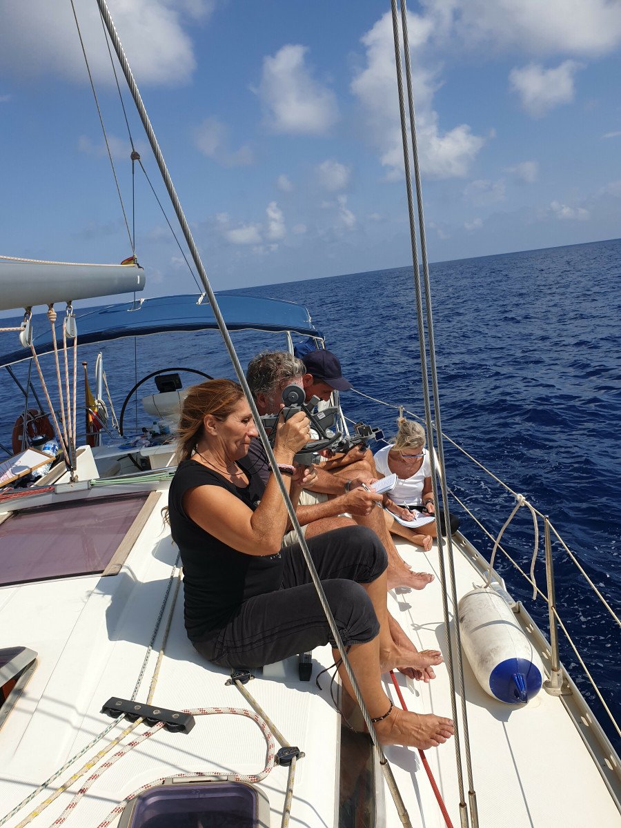 Disfrutar de la belleza del mar mientras aprendes a navegar con un sextante en Moraira