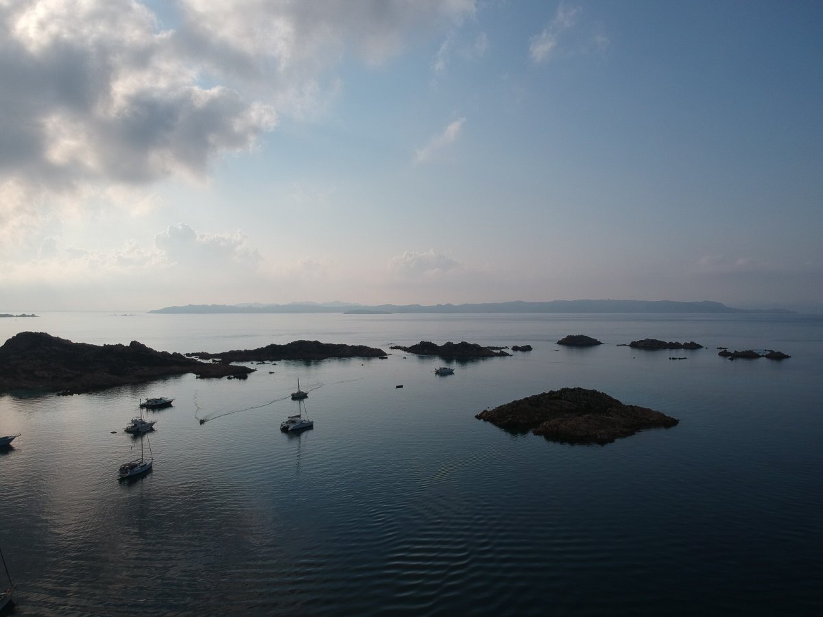 Ansicht eines Katamarans auf dem Meer