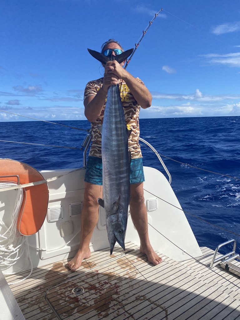 Naviga in catamarano dalle Azzorre a Cadice.