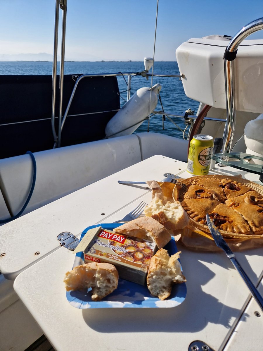 Catamaran trip through the Vigo estuary with on-board lunch