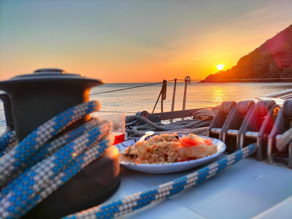 Weekend on Elba Island by boat: between sea, flowers, and new friendships