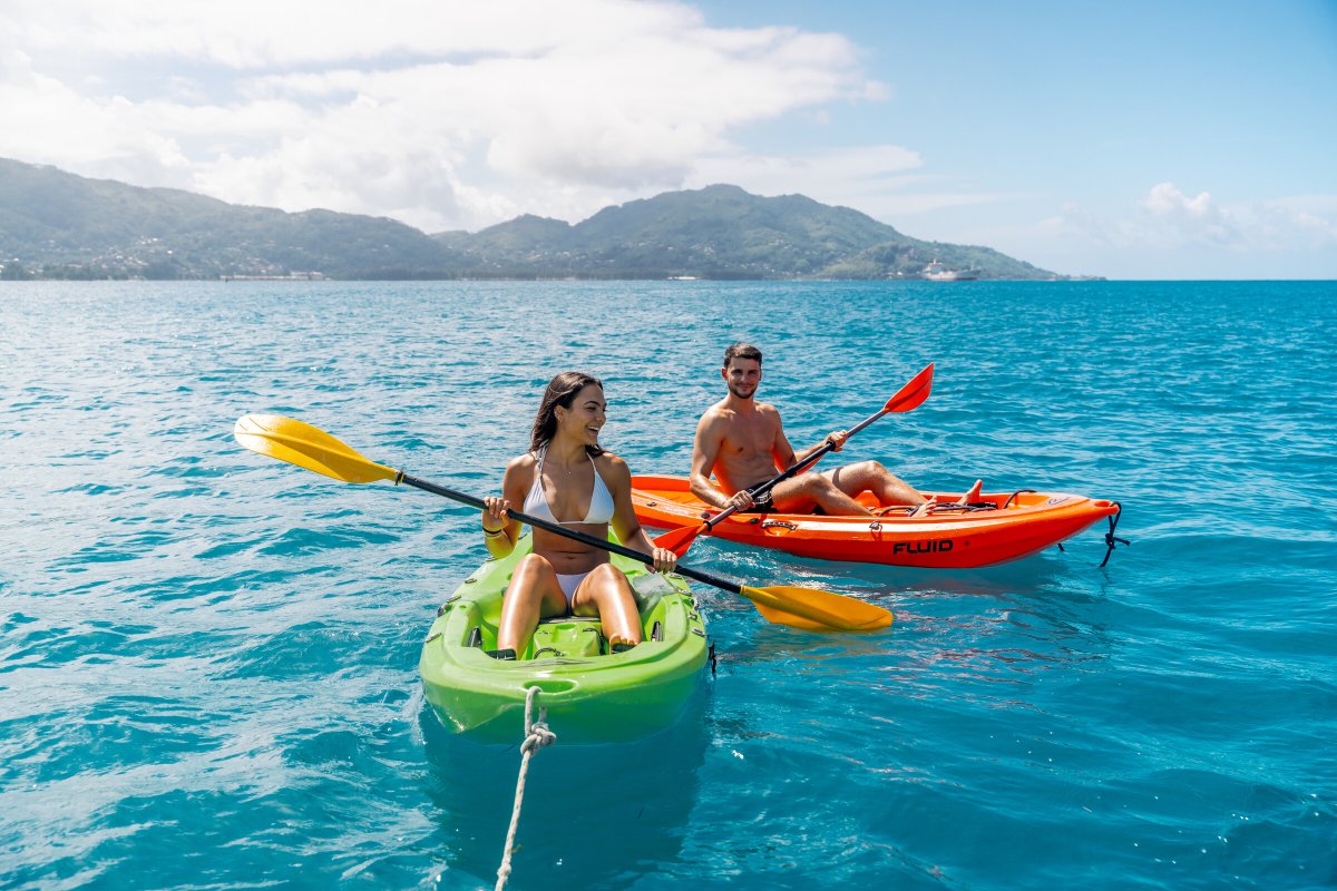 Vista panorámica de un viaje en barco por Seychelles