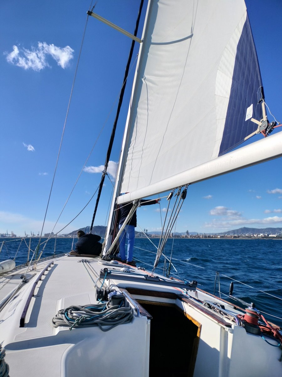 Experimenta la emoción de navegar en un velero