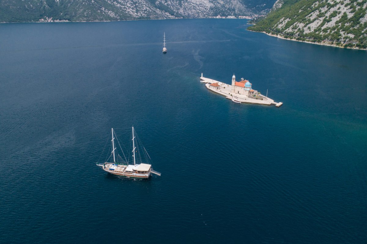 Gita in barca lungo la costa montuosa e rocciosa del Montenegro