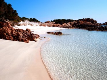 Segeln im Mittelmeer rund um die Insel Maddalena auf Sardinien