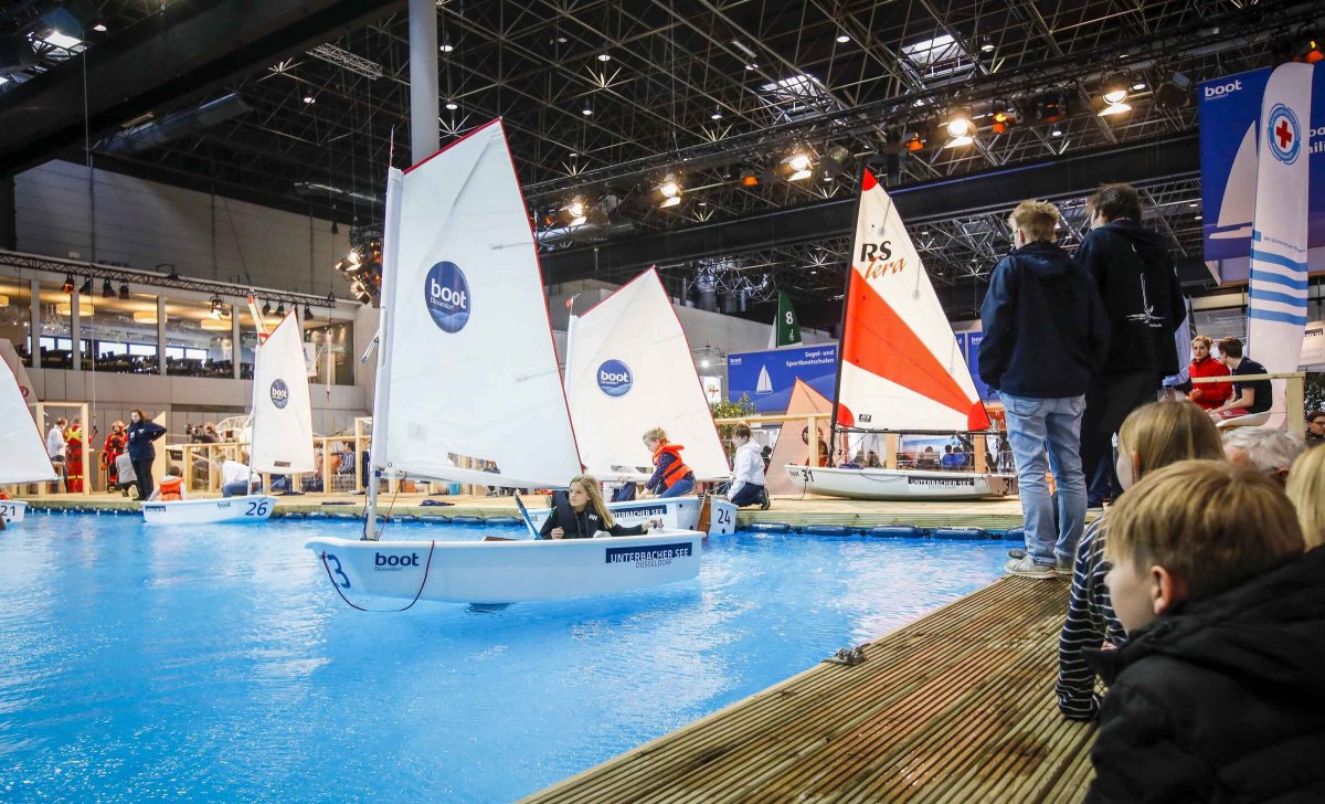 Bootsfahrten und Bootsausstellung auf der Bootsmesse Düsseldorf.