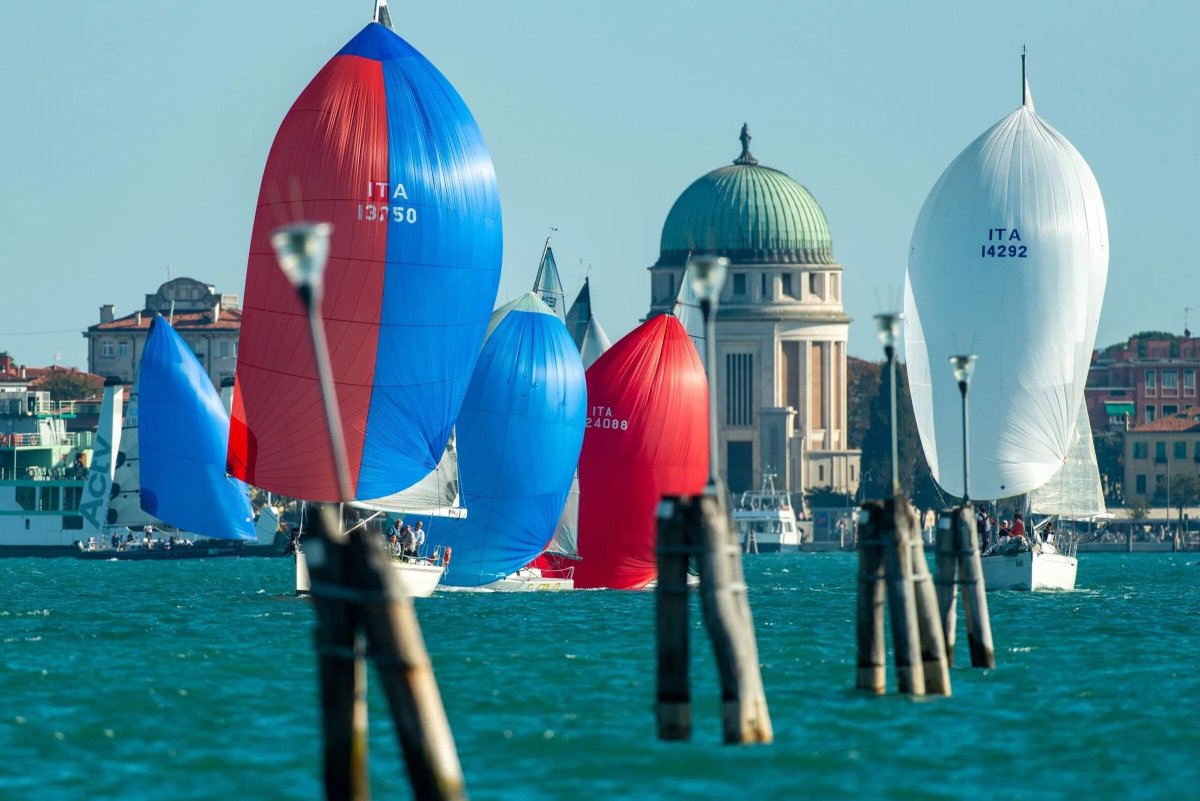 Bootsumzug in Venedig