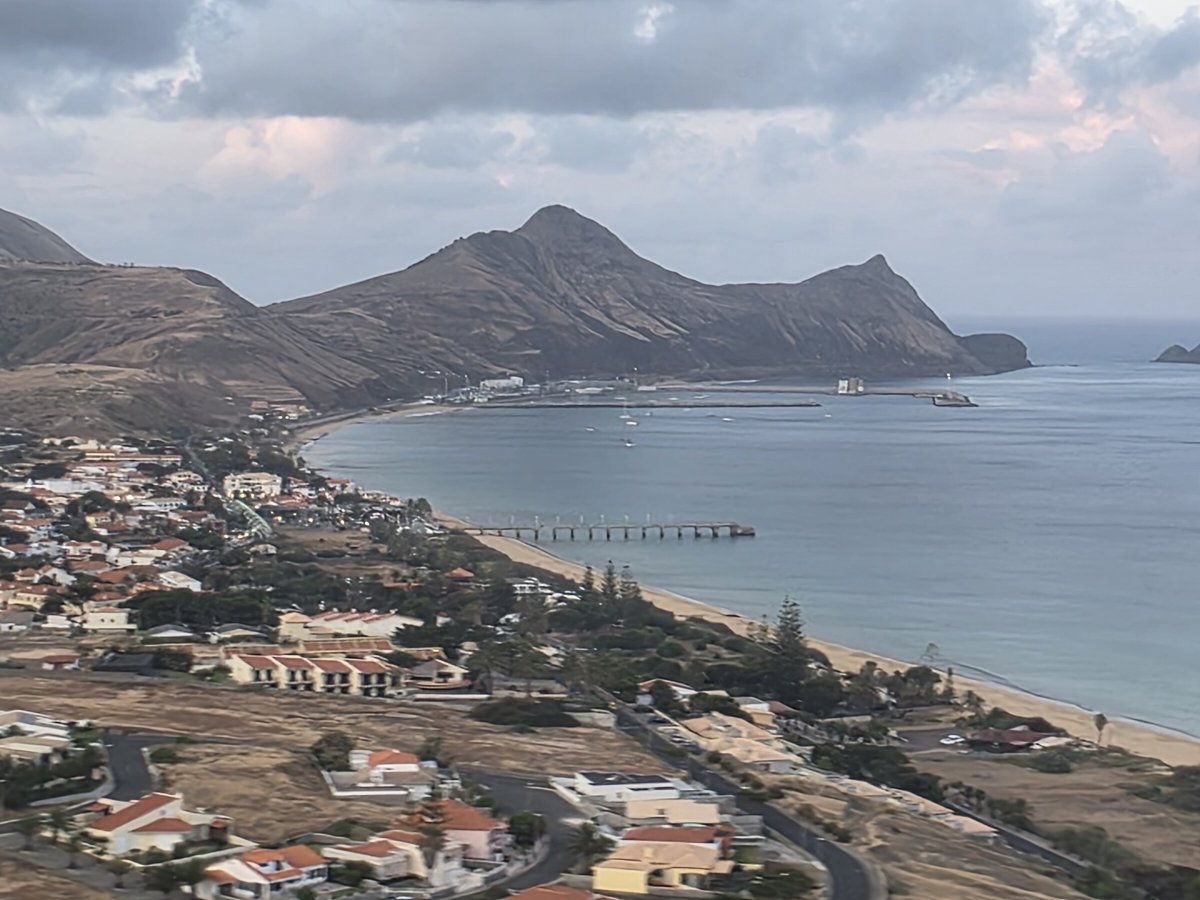 Segele durch kristallklares Wasser auf einer Segelexpedition von Lagos nach Porto Santo