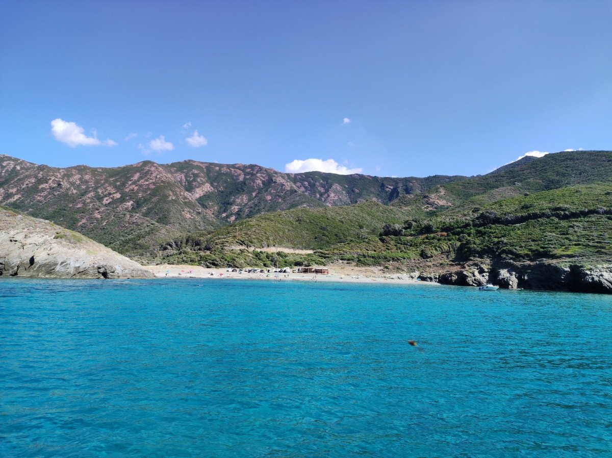 Exploring the shores of Capraia e Corsica by boat