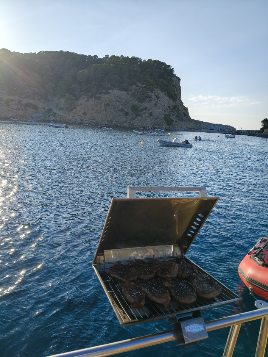 Capo che insegna navigazione nel mare della Sardegna