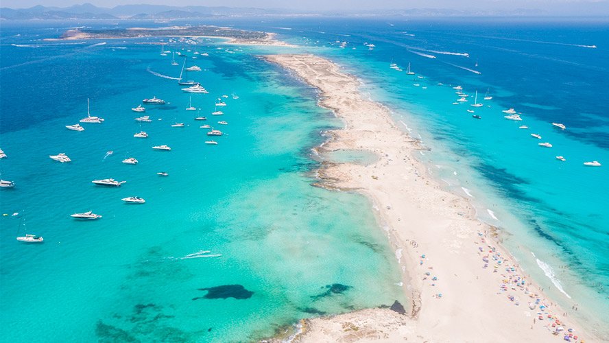 Privatsphäre auf dem Meer: Katamarankreuzfahrt in Ibiza